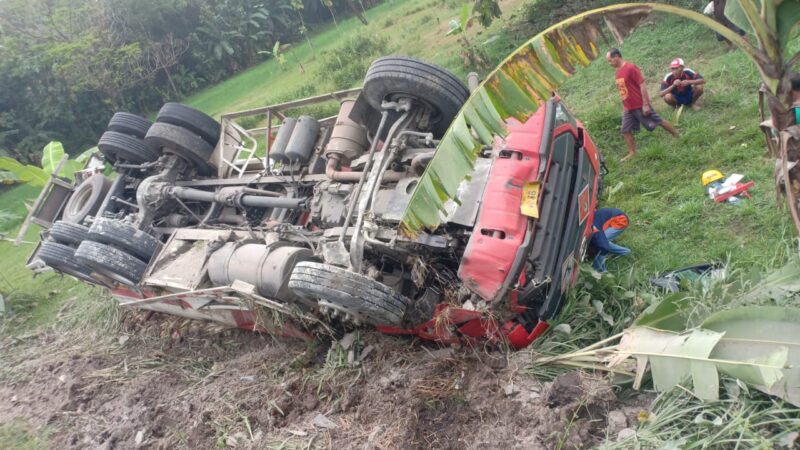 Diduga Sopir Ngantuk, Truk Tangki Pertamina Terguling di Madiun