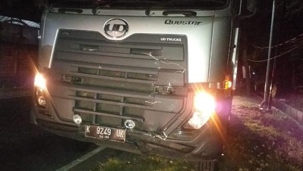 Gagal Menyalip, Pasutri Tewas Tertabrak Truk Tronton