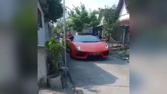 Viral! Mobil Lamborghini Melintasi Jalanan Kampung di Lamongan, Milik Siapa Ya?