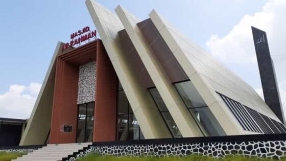 Uniknya Masjid Trapesium di Rest Area KM 66A Pandaan-Malang