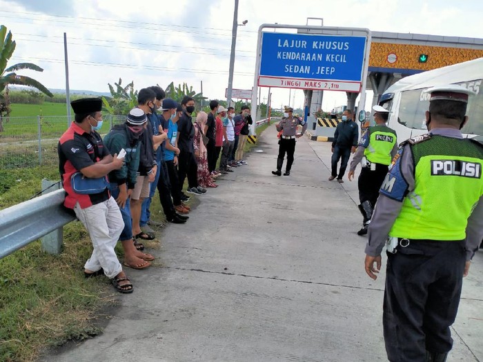 Keluar dari Exit Tol Ngawi, Travel yang Bawa 17 Pemudik Diamankan