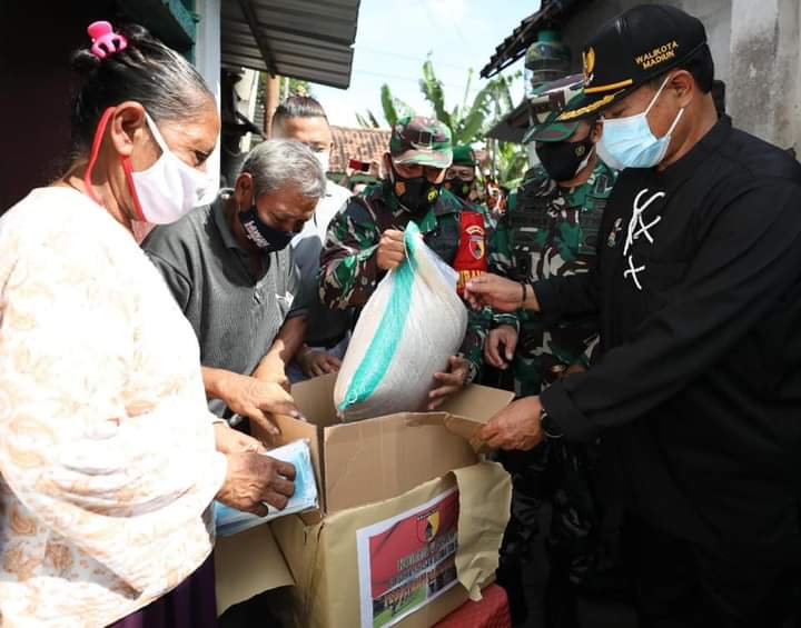 Yayasan Buddha Tzu Chi Serahkan Bantuan 35 Ton Beras untuk Dibagikan ke Masyarakat Madiun