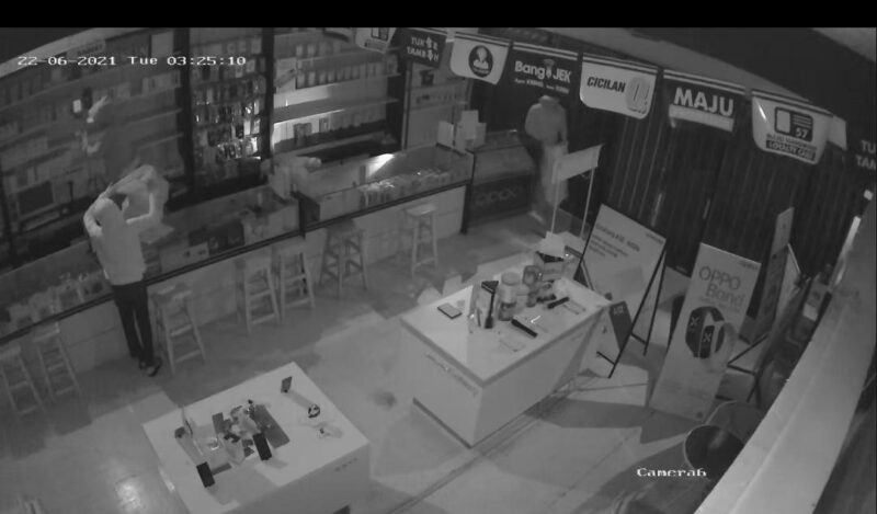 Aksi Pencurian Toko Ponsel di Caruban Terekam CCTV, Diduga Ada 4 Pelaku