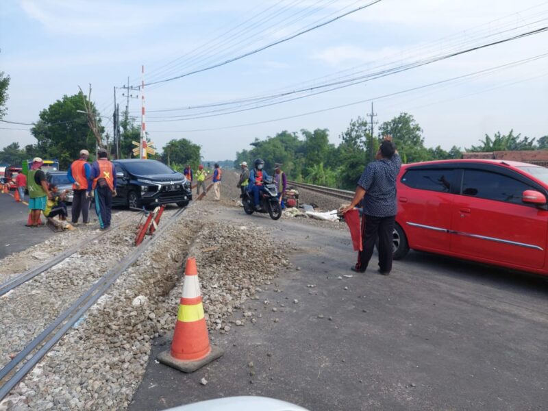 Awas Macet! Selasa-Jumat Ada Perawatan Rel Kereta di Jalan Raya Madiun-Surabaya