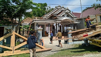 Pasutri di Ponorogo Bercerai, Kayu Bangunan Rumah Milik suami Dibongkar