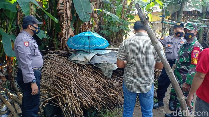 Kasihan! Bayi Perempuan Usia Sehari Ditemukan di Atas Tumpukan Kayu