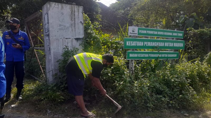 Tak Pakai Masker, Belasan Warga Madiun Disanksi Bersih-Bersih