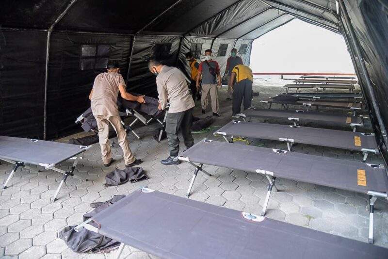 Tenda Darurat untuk Ruang Tunggu Pasien Didirikan di RSUD dr. Soedono Madiun