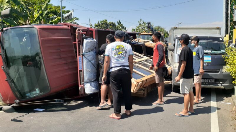 Truk Bawa Obat-Obatan Rumah Sakit Alami Kecelakaan di Madiun