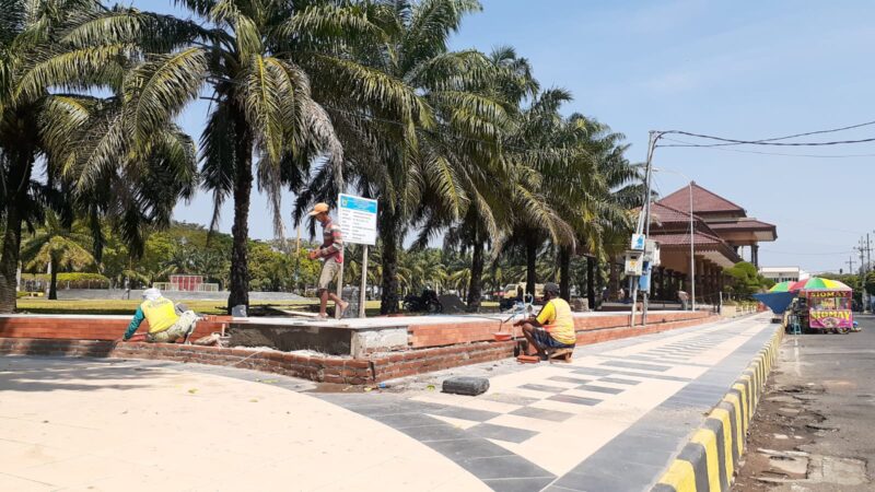 Banyak Bagian yang Rusak, Pemkot Perbaiki Alun-alun Madiun