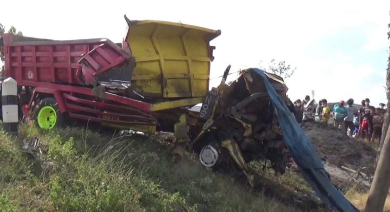 Diduga Sopir Ngantuk, Truk Tabrak Truk Tronton di Madiun, Satu Orang Luka Parah