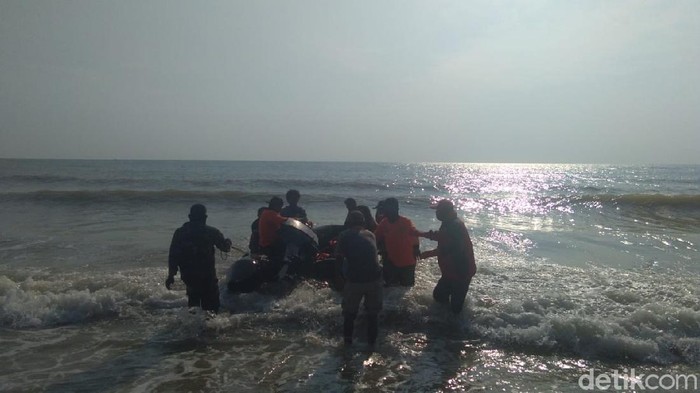 Jasad Santri yang Terseret Ombak di Laut Tuban Ditemukan