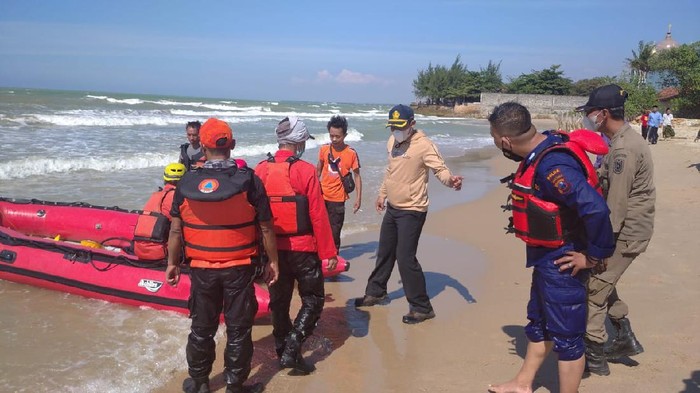 Cuci Jeroan Sapi Kurban di Laut Tuban, Seorang Santri Terseret Ombak