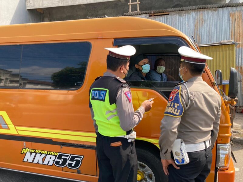 Tak Bawa Surat Kesehatan, Mobil Travel Diputar Balik di Ponorogo