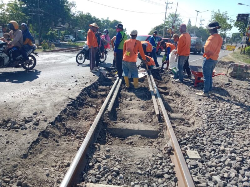 Ada Perbaikan Lintasan KA di Madiun, Magetan, dan Ngawi, Pengguna Jalan Diminta Lebih Hati-Hati