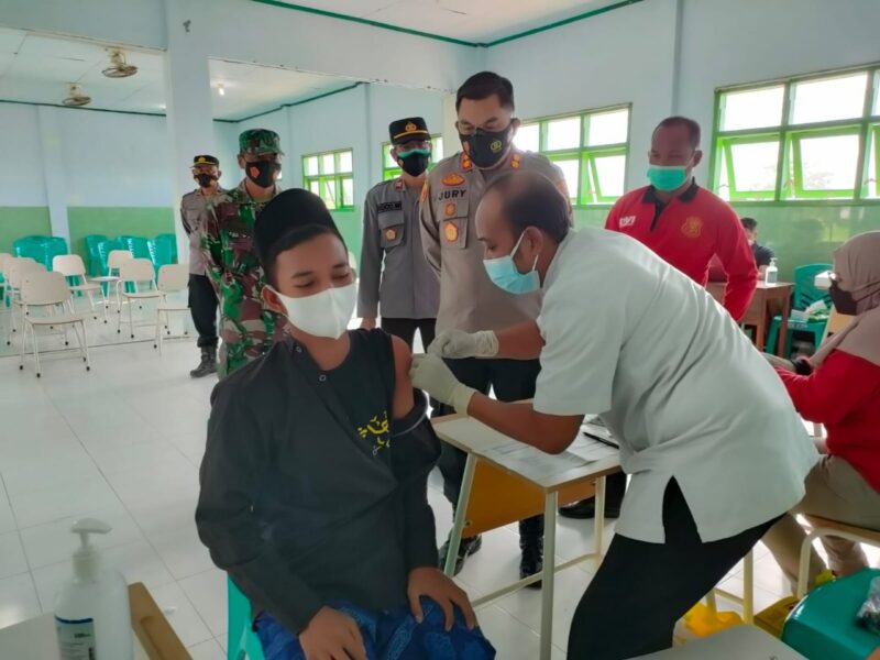 Bentuk Kekebalan Kelompok, Santri Ponpes di Madiun Disuntik Vaksin