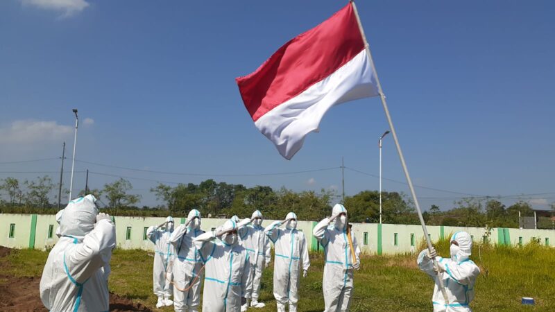 Peringati HUT Kemerdekaan RI, Sukarelawan Gelar Upacara Bendera di Pemakaman Jenazah Covid-19 Madiun