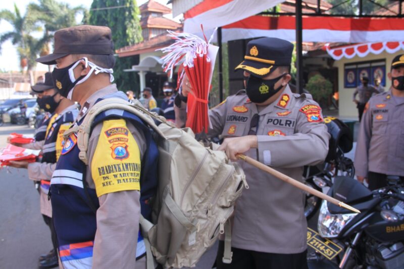 Pedagang Keluhkan Omzet Turun, Polisi Madiun Borong Bendera Merah Putih