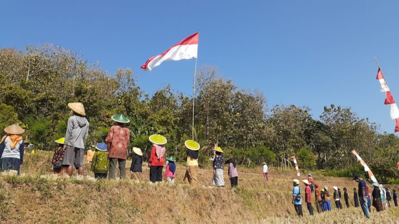 Puluhan Petani di Lereng Gunung Wilis Madiun Gelar Upacara Bendera di Tengah Sawah