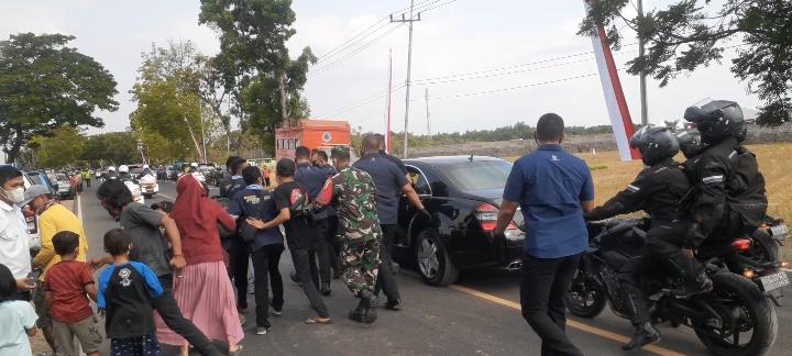 Puluhan Warga Berebut Kaus Jokowi di Depan Pabrik Pengolahan Porang Madiun