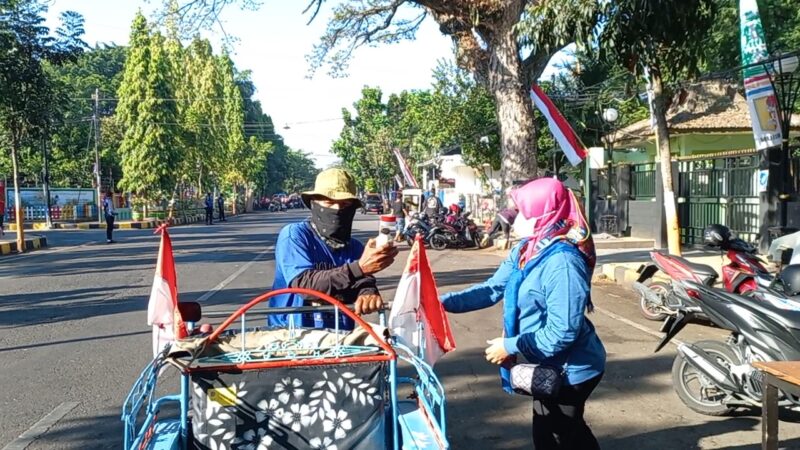 Peringati Hari Kemerdekaan, Pengusaha Muda Madiun Bagikan Ratusan Botol Susu Segar