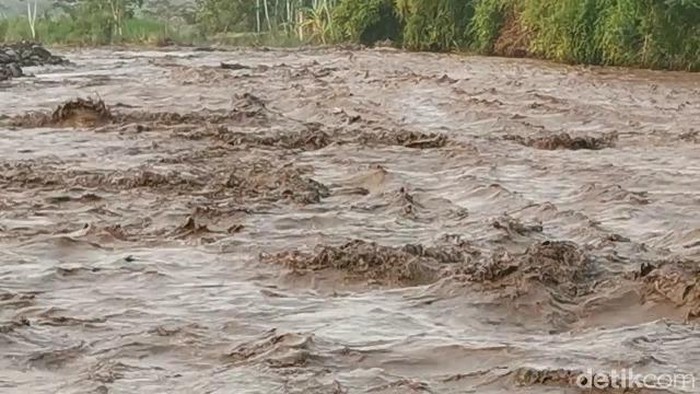 Banjir Lahar Hujan Gunung Semeru terjang Dua Sungai