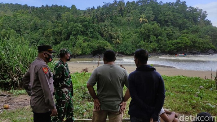 Hendak Cari Ikan, Kapal Nelayan di Trenggalek Terbalik, Satu Orang Hilang