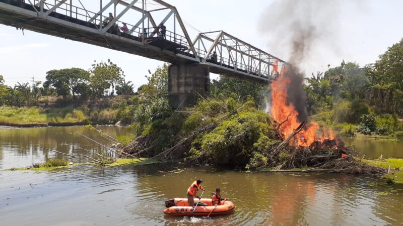 Tumpukan Sampah di Jembatan Sambirejo Madiun Dibersihkan dengan Cara Dibakar