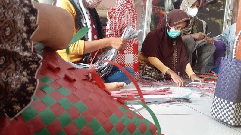 Pesanan Membeludak, Perajin Tas Anyaman Plastik di Madiun Mengaku Kewalahan