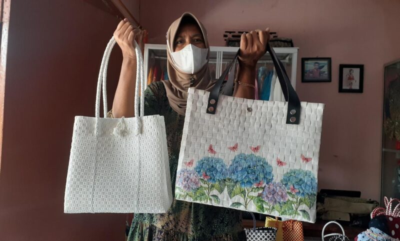 Mantap! Ibu-Ibu di Madiun Bikin Tas Anyaman Plastik, Tembus Pasar Ekspor