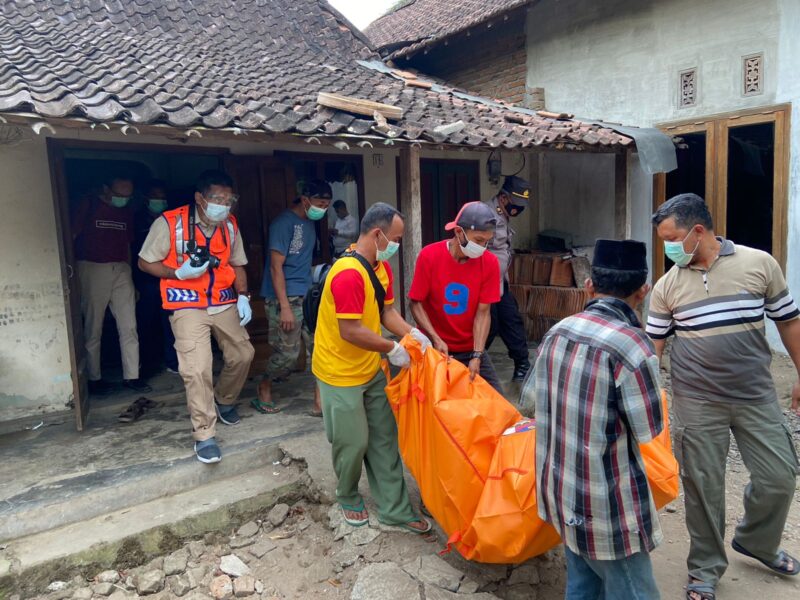 Sadis! Nenek-Nenek di Ponorogo Dicangkul Cucunya Sendiri Hingga Meninggal