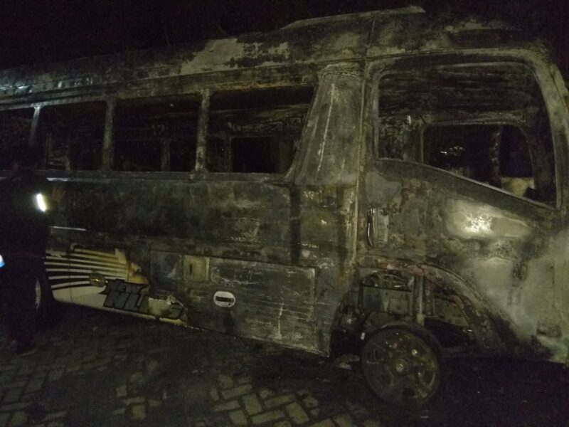 Ditinggal Ngopi, Minibus di Ponorogo Ludes Terbakar