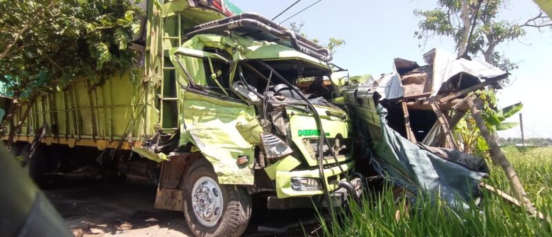 Truk Tronton Tabrak Truk Tangki di Madiun, Pengemudi Patah Kaki