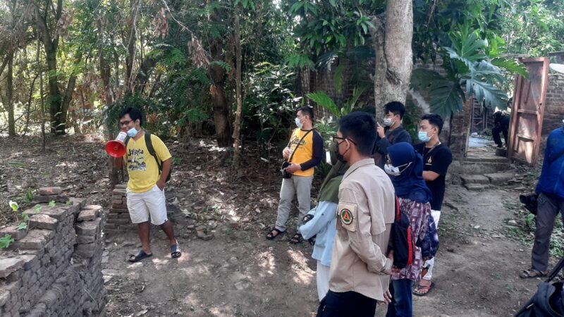 Pencinta Sejarah Madiun Blusukan di Lokasi Temuan Struktur yang Diduga Candi