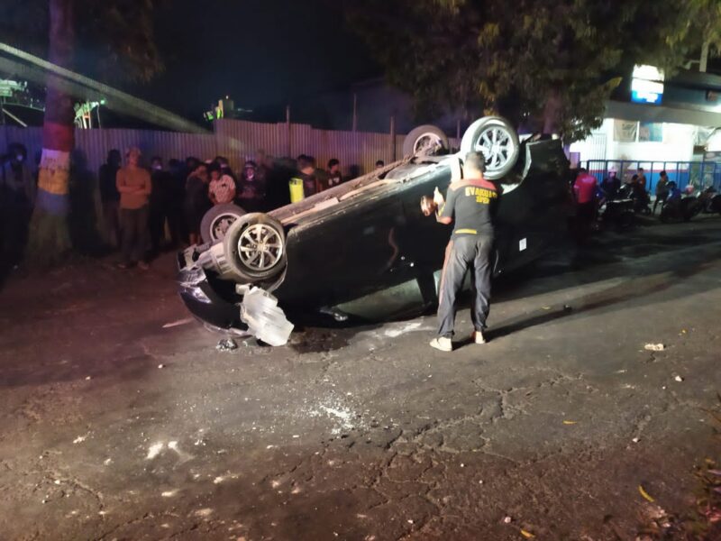 Pengemudi Ngantuk, Mobil Tabrak Median Jalan di Ponorogo Hingga Terbalik