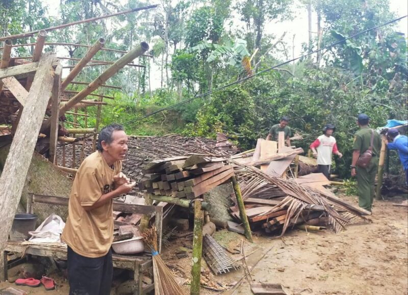 Hujan Deras Disertai Angin Sebabkan 1 Rumah Roboh dan 1 Warga Ponorogo Terluka