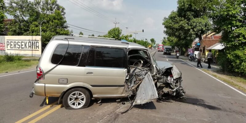 Mobil Tabrak Truk Tangki di Madiun, Seorang Warga Magetan Luka-Luka