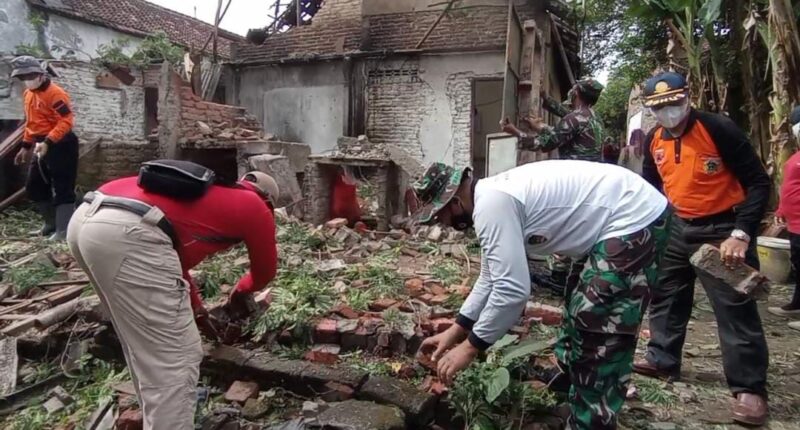 Pohon Roboh Timpa Satu Rumah di Wonoasri Madiun