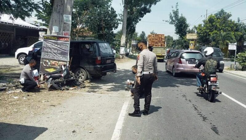 Mobil Serempet Sepeda Motor di Ponorogo, 3 Orang Luka-Luka