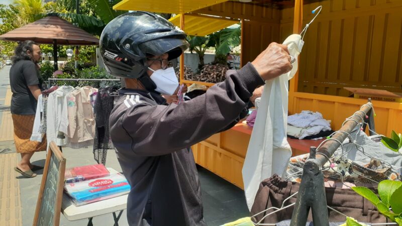 Bantu Warga, Pemuda Madiun Buka Lapak Pakaian Bekas di Jl. Pahlawan