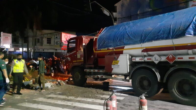 Truk Tangki Pertamina Kecelakaan di Madiun,  Seorang Pria Lansia Meninggal di Lokasi