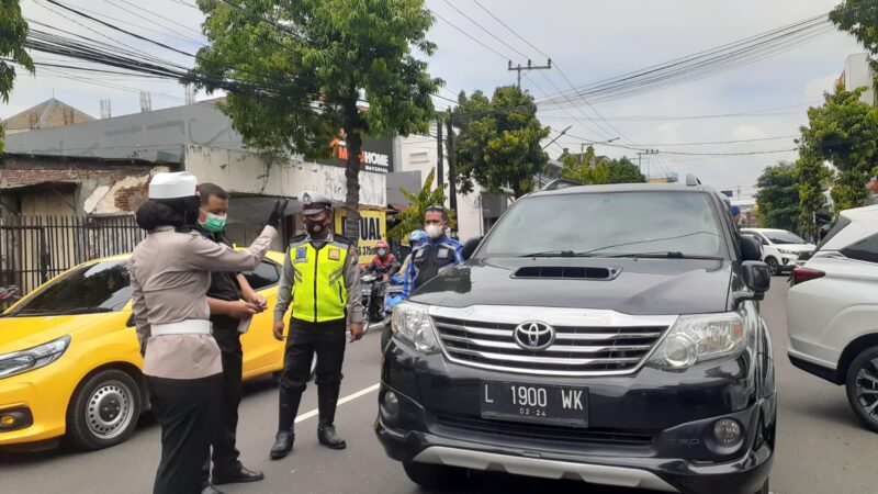 Duh, Deretan Mobil Parkir di Badan Jalan Madiun Ini Bikin Macet