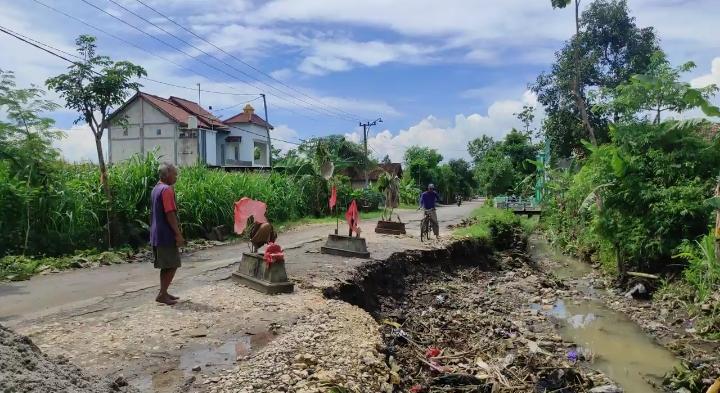 Waduh, Jalan di Ponorogo Ini Dipasangi Kijing dari Kuburan