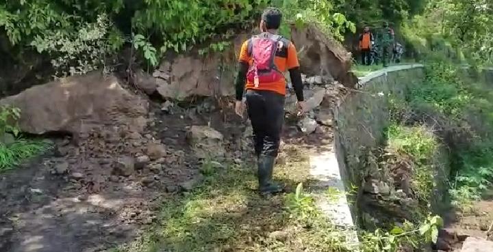 Tanah Longsor Sebabkan Jalan Desa di Ponorogo Tertutup