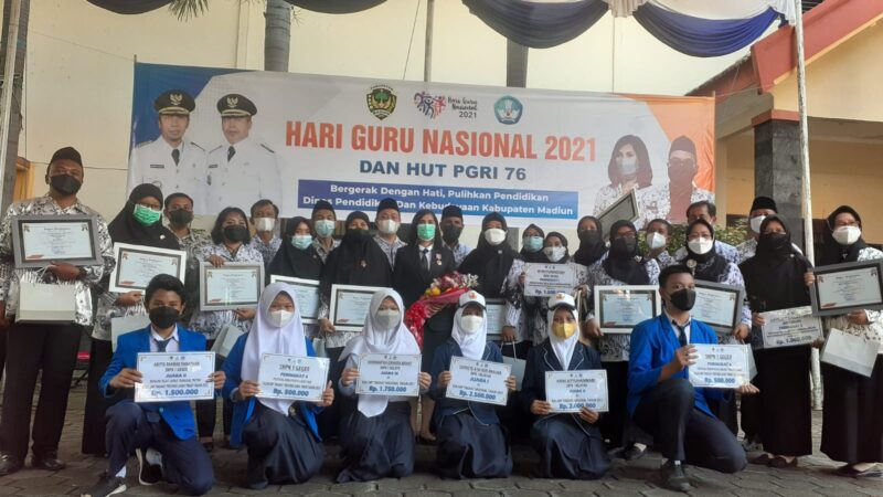 Peringati Hari Guru Nasional 2021, Dindik Kabupaten Madiun Beri Penghargaan kepada Guru Berprestasi