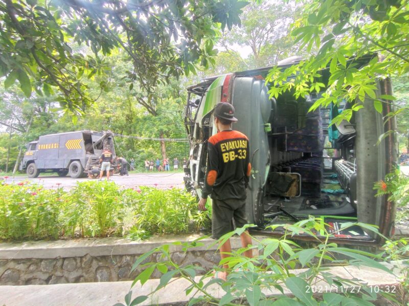 Tabrak Sepeda Motor, Bus Restu Terguling di Jalan Madiun