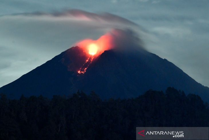 Gunung Semeru Keluarkan Lava Pijar Terlihat dari Desa Sumberwuluh