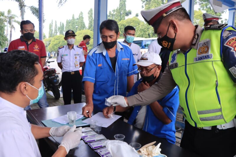 Jelang Libur Nataru, Puluhan Sopir Bus di Terminal Madiun dan Caruban Dites Urine