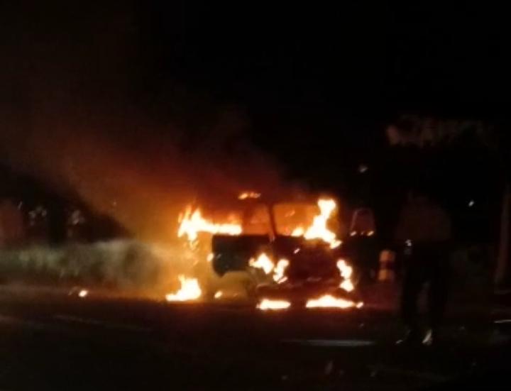 Mobil Ludes Terbakar di Madiun, Pengemudi Langsung Tinggalkan Lokasi