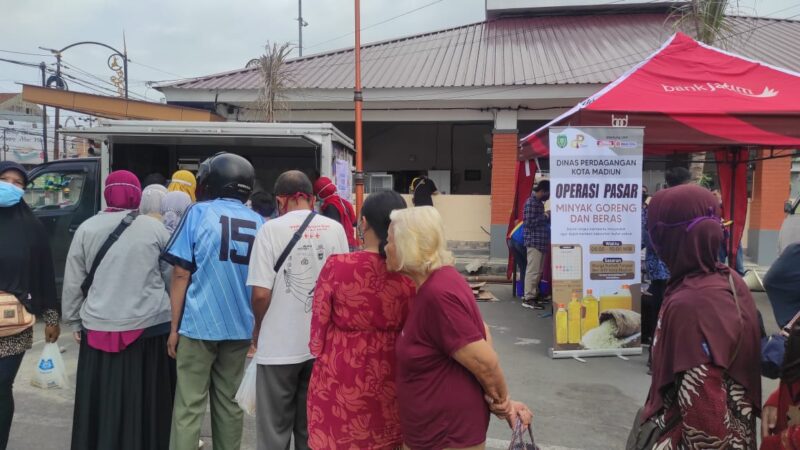 Warga Kecewa Pembatasan Pembelian Minyak Goreng di Operasi Pasar Madiun